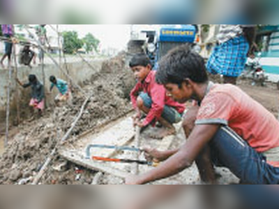 কাজে যুক্ত শ্রমিকদের রাস্তা তৈরির প্রশিক্ষণ