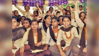 जींद: अनशन पर बैठी 8 छात्राओं की तबीयत बिगड़ी