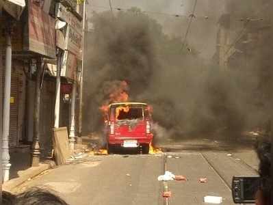 বোমা ছুড়ে, গাড়ি জ্বালিয়ে মিছিলের নামে মুখ পোড়াল বিজেপি