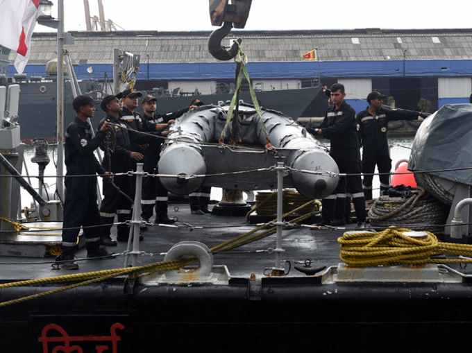भारतीय जहाज किर्च से पहुंचाई मदद