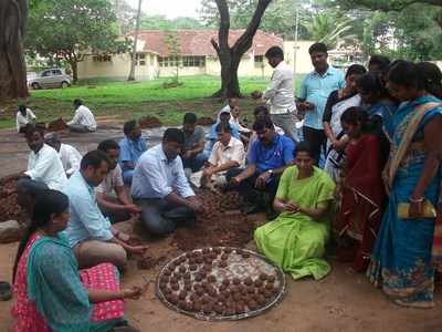 ಹುಣಸೂರು: 7 ಸಾವಿರ ಸೀಡ್‌ಬಾಲ್‌ ತಯಾರಿ