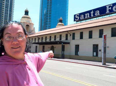 कैलिफॉर्निया: महिला ने सेंटा फे रेलवे स्टेशन संग किया प्रेम विवाह, इमारत के साथ सेक्स भी करती हैं