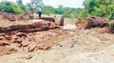 ಕಳಪೆ ಕಾಮಗಾರಿ: ಕೊಚ್ಚಿ ಹೋದ ಸೇತುವೆ