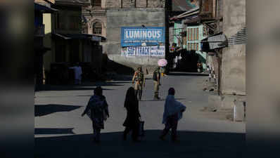 कश्मीर के कुछ हिस्सों में कर्फ्यू जैसे प्रतिबंधों के साथ स्थिति शांतिपूर्ण