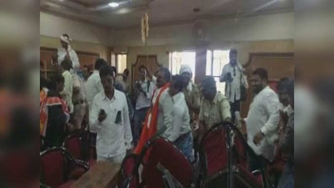 Shiv Sena corporators create ruckus at Akola municipal corporation 