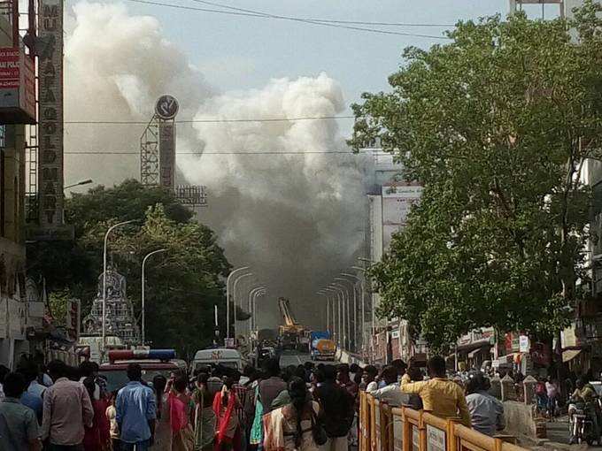 தீ விபத்தால் உருக்குலைந்த சென்னை சில்க்ஸ் கட்டிடம்..!(புகைப்படத் தொகுப்பு)