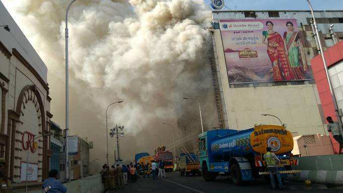 தீ விபத்தால் உருக்குலைந்த சென்னை சில்க்ஸ் கட்டிடம்..!(புகைப்படத் தொகுப்பு)