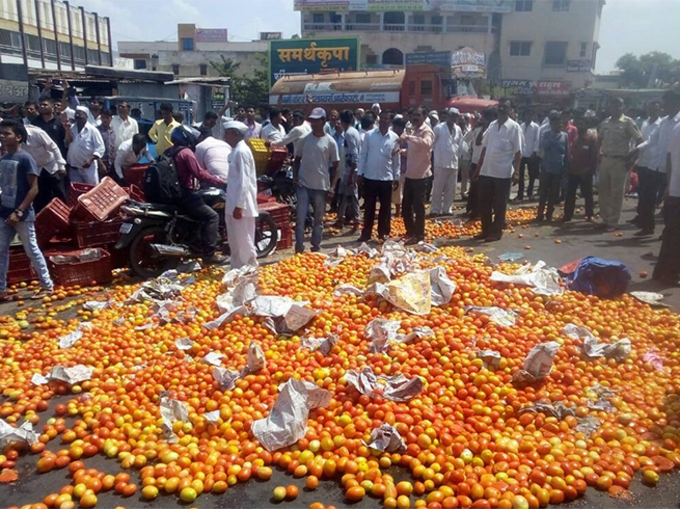 सड़कों पर सब्जियां, किसानों की हड़ताल