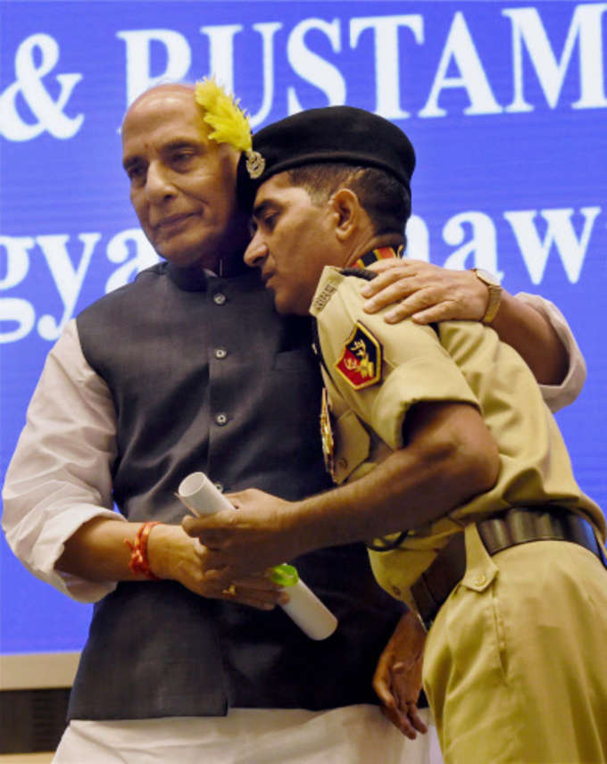 जवान को गले से लगाते राजनाथ सिंह।