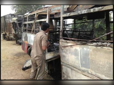 বাস-ট্রাকের মুখোমুখি ধাক্কায় আগুনে পুড়ে মৃত ২২