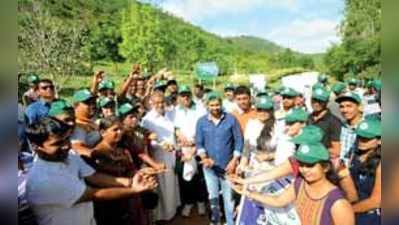 ಚಾ.ಬೆಟ್ಟದ ದೈವೀವನದಲ್ಲಿ ಸಾವಿರ ಬೀಜದುಂಡೆ ಬಿತ್ತನೆ