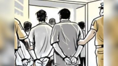 पब्लिक ने दबोचे बदमाश, पुलिस थपथपा रही अपनी पीठ