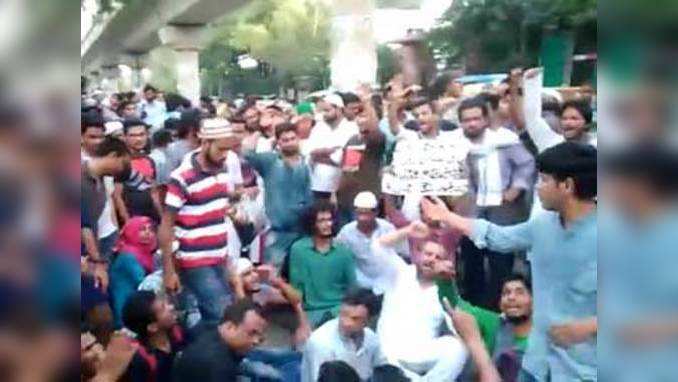 Jamia students protest as Indresh Kumar visits University for Iftar 