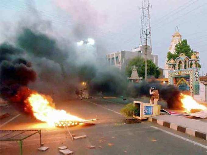 प्रदर्शनकारियों ने जमकर आगजनी की