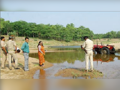 দ্বারকেশ্বর নদে নেমে বালি লুঠ রুখলেন বিধায়ক