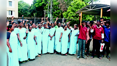 ವೇತನಕ್ಕಾಗಿ ಸುವರ್ಣ ವಿಧಾನ ಸೌಧ ಕಾರ್ಮಿಕರ ಪ್ರತಿಭಟನೆ