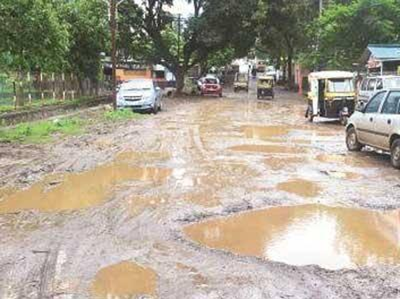 पूरा रास्ता गड्ढे में तब्दील हो गया, नहीं हुई मरम्मत