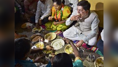 बीजेपी का फरमान, टूर पर दलितों के घर भोजन करें पार्टी नेता और मंत्री