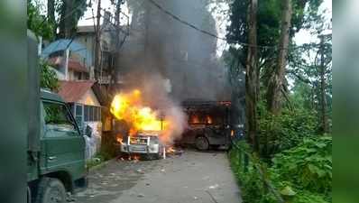 শুনছি, পুলিশের গাড়ি পুড়েছে৷ এমন দার্জিলিংয়ে আর কেউ বেড়াতে আসে?