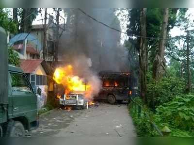 শুনছি, পুলিশের গাড়ি পুড়েছে৷ এমন দার্জিলিংয়ে আর কেউ বেড়াতে আসে?