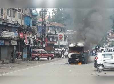 তাণ্ডবে জখম পুলিশ, পুড়ল সরকারি গাড়ি