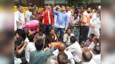 केजरीवाल के जनता दरबार में रोके गए कपिल मिश्रा, समर्थकों संग किया भजन-कीर्तन