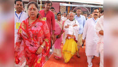 राष्ट्रपति प्रणव मुखर्जी ने पीताम्बरा शक्तिपीठ मंदिर में पूजा-अर्चना की
