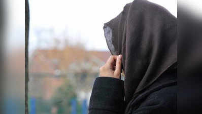 लंदन: महिला का हिजाब खींच सड़क पर गिराया