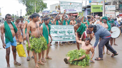 ಬಗರ ಹುಕುಂ ಪಟ್ಟಾಕ್ಕೆ ಆಗ್ರಹ: ಅರೆ ಬೆತ್ತಲೆ ಮೆರವಣಿಗೆ, ವಿಷ ಸೇವನೆ ಯತ್ನ!