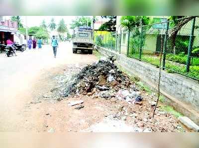 ಜೆಸಿಬಿಯಲ್ಲಿ ಗಿಡ ನೆಟ್ಟ ಸೇವಾಸಂಸ್ಥೆ!