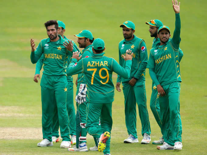 फील्डिंग के दौरान आउट की अपील मांगते पाकिस्तानी खिलाड़ी