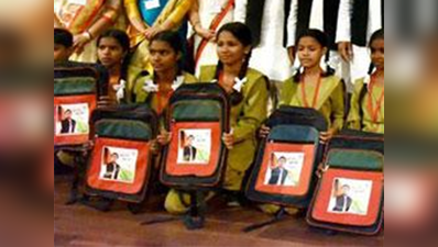 आदिवासी इलाकों में बांटे गए UP के पूर्व CM अखिलेश के फोटो वाले स्कूल बैग्स
