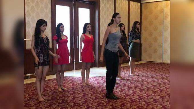fbb फेमिना मिस इंडिया 2017: अलेसिया राउत के साथ रैम्पवॉक सेशन