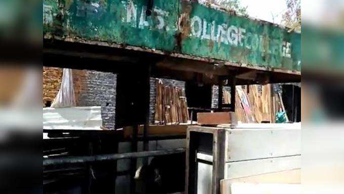 Delhi: Bus stop near Mata Sundari College encroached upon by shopkeepers 