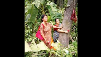 पेड़ों को कटने से बचाने के लिए 2 टीचर्स ने लगाया गले