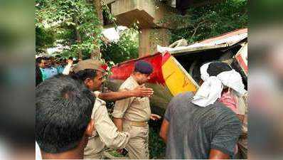 जौनपुर: गड्ढे में गिरी बस, 8 की मौत, 30 घायल