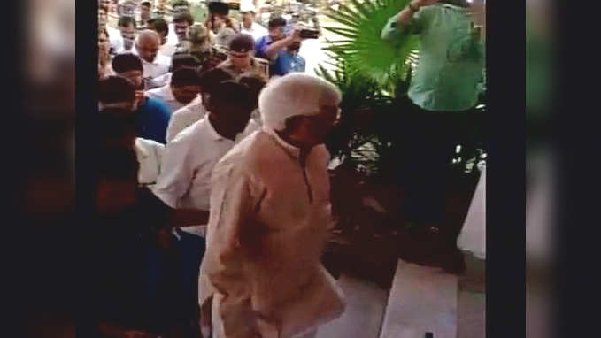 Lalu Prasad appears before special CBI court over fodder scam 