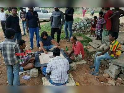 ಅಭಿಮಾನಿಗಳ ಜತೆ ಕೇರಂ ಆಡಿ ಸಂಭ್ರಮಿಸಿದ ಯಶ್