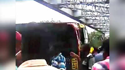 Kolkata: Mini bus overturns on Howrah Bridge, 2 killed, several injured 