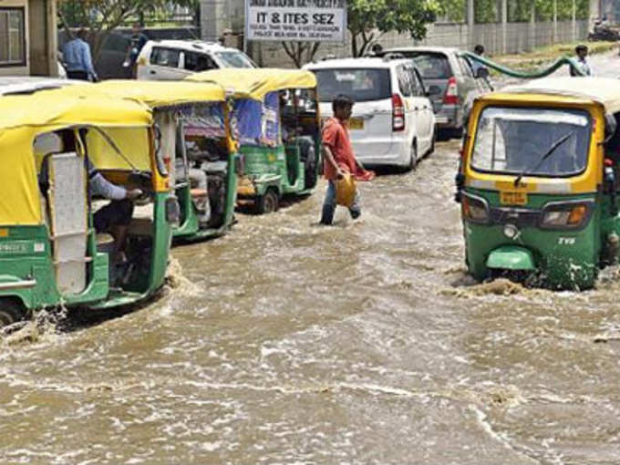 सड़कों पर भरा पानी