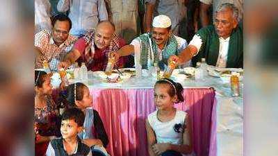 Kejriwal, Sisodia attend Iftar party hosted by speaker Ram Niwas Goel 