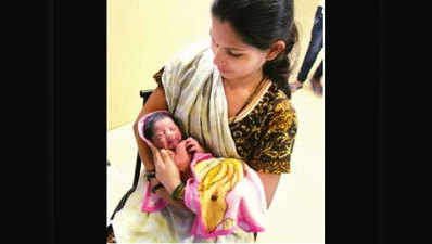 सुरक्षाकर्मी की मदद से महिला ने स्टेशन पर दिया बच्चे को जन्म