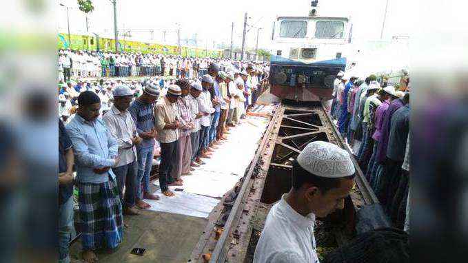 Watch: Muslims offer Alvida namaz on railway track near Achchan Mian Masjid 