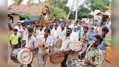 ಮಳೆಗೆ ಪ್ರಾರ್ಥಿಸಿ ಪಲ್ಲಕ್ಕಿ ಉತ್ಸವ, ಅನ್ನಸಂತರ್ಪಣೆ