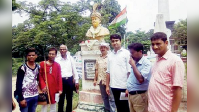 নবাব সিরাজের মূর্তিতে মালা, বিতর্কে শতরূপ