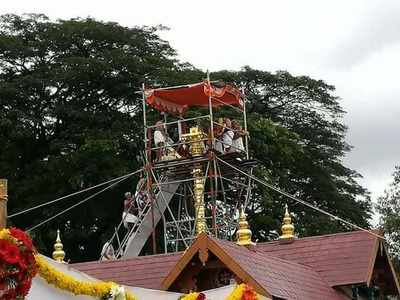 ശബരിമലയിലെ പുതിയ സ്വര്‍ണ കൊടിമരത്തിന് കേടുവരുത്തി