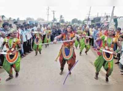 ಜನಮನ ಸೆಳೆದ ಕಲಾ ತಂಡಗಳು