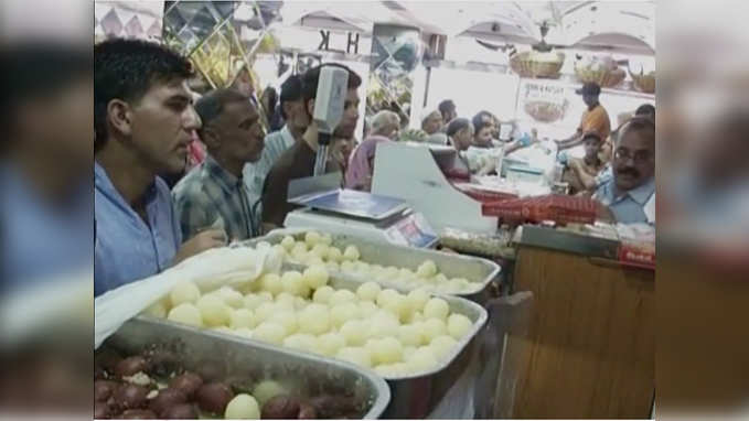 J&K: People flock to markets ahead of Eid-al-Fitr 