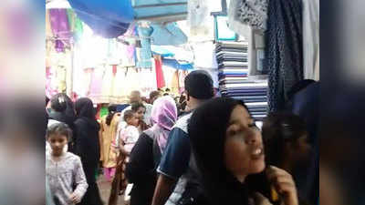 Mumbai: People throng markets for last-minute Eid shopping 