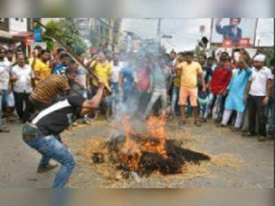 সঙ্গীদের চাপের মুখে মোর্চা